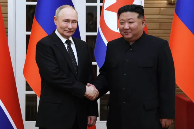 Tổng thống Nga Vladimir Putin (trái) đã có cuộc hội đàm với Chủ tịch Triều Tiên Kim Jong-un, ngày 19/6 (Ảnh: AFP)