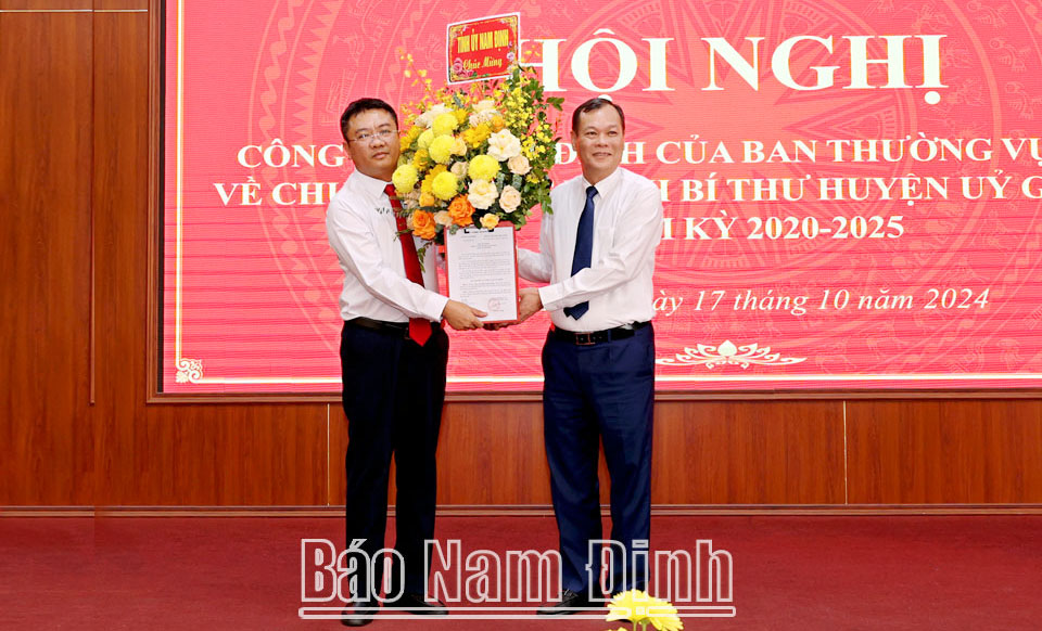 Phó Bí thư Thường trực Tỉnh ủy Lê Quốc Chỉnh, Chủ tịch HĐND tỉnh trao Quyết định và tặng hoa chúc mừng tân Bí thư Huyện ủy Giao Thủy. Ảnh: Báo Nam Định