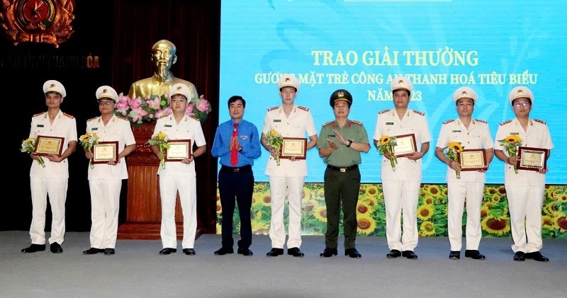 Các đồng chí: Lê Văn Châu, Tỉnh uỷ viên, Bí thư Tỉnh đoàn; Đại tá Nguyễn Quang Huy, Phó Giám đốc Công an tỉnh tặng hoa và trao biểu trưng giải thưởng “Gương mặt trẻ Công an Thanh Hoá tiêu biểu” năm 2023.