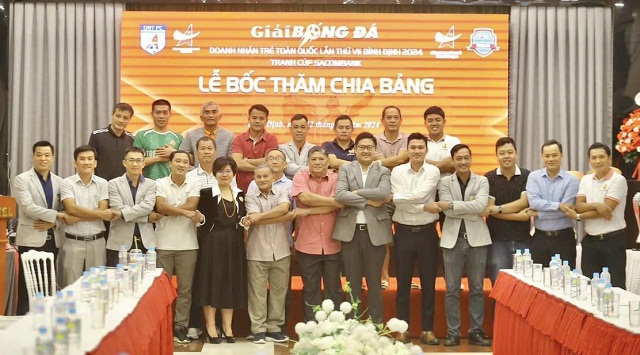 Ban tỏ chức giải và đại diện các đội bóng tại Lễ bốc thăm chia bảng đấu. Ảnh: Hội DNTBĐ.