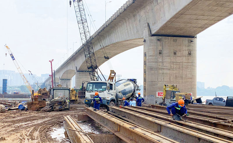 Kiên quyết xử lý nghiêm khắc các chủ đầu tư, ban quản lý dự án, tổ chức, cá nhân cố tình gây khó khăn, cản trở, thiếu trách nhiệm làm chậm tiến độ giao vốn, điều chỉnh vốn, thực hiện dự án và giải ngân vốn đầu tư công