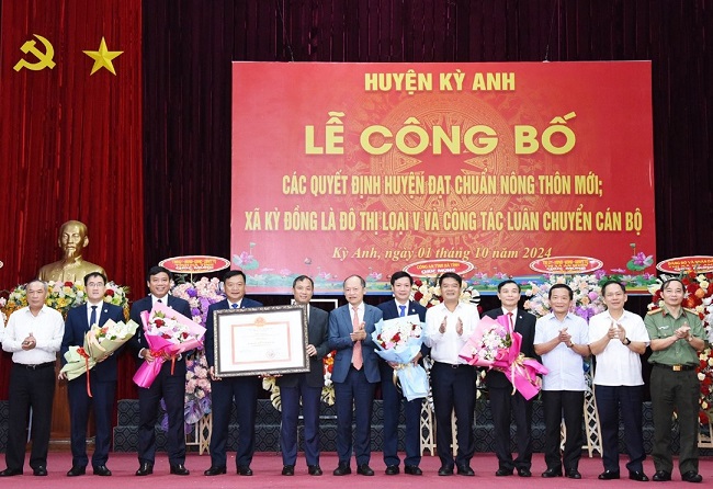 Công bố quyết định của Thủ tướng Chính phủ công nhận huyện Kỳ Anh đạt chuẩn nông thôn mới.