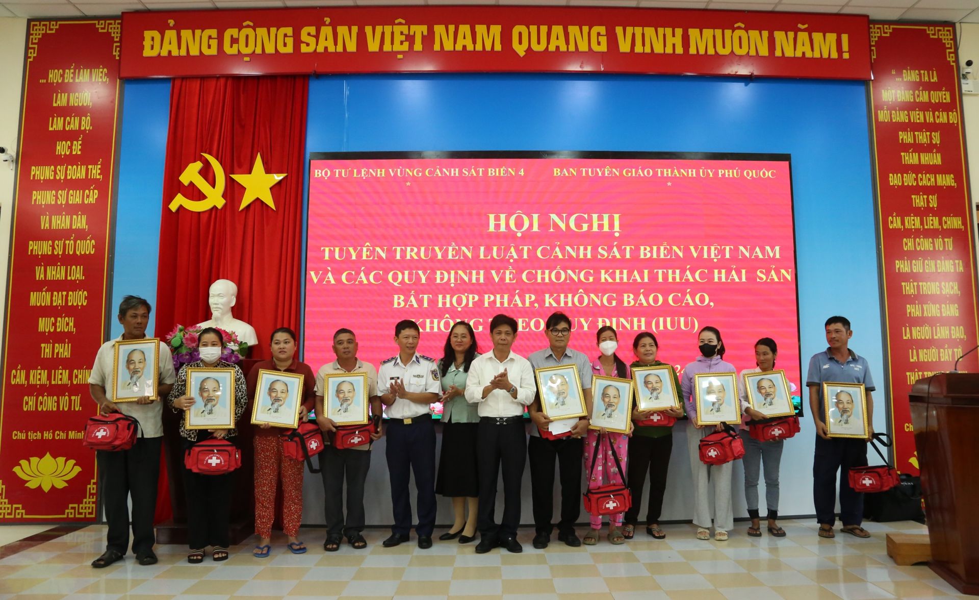 BTL Vùng Cảnh sát biển 4 tặng túi thuốc y tế và ảnh Bác Hồ cho ngư dân