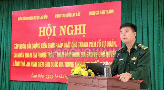 Thiếu tá Nguyễn Văn Sáu – Chính trị viên phó trình bày nội dung cơ bản của Luật Biên phòng Việt Nam.