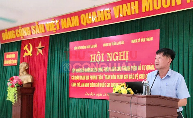 Ông Lê Bá Hùng – Phó Bí thư Đảng ủy, Chủ tịch UBND thị trấn Lao Bảo phát biểu tại Hội nghị.