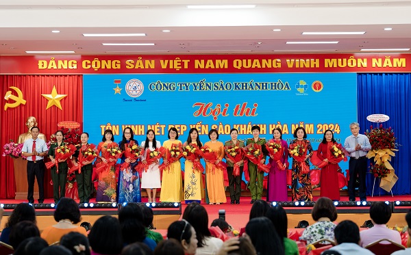 Trao Hoa chúc mừng 20-10 các nữ đại biểu