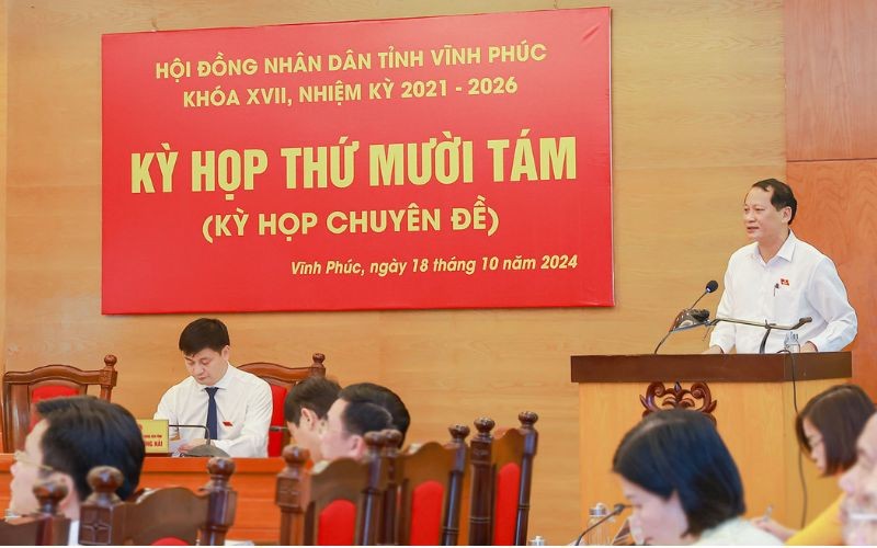 Ông Nguyễn Phú Sơn, Giám đốc Sở Giáo dục và Đào tạo tỉnh Vĩnh Phúc trình bày dự thảo Nghị quyết hỗ trợ học phí cho trẻ mầm non, học sinh phổ thông và học sinh học chương trình giáo dục thường xuyên cấp trung học phổ thông trên địa bàn tỉnh năm học 2024-2025.