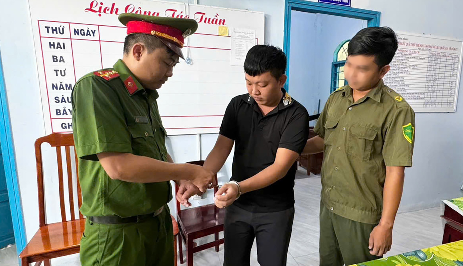 Nguyễn Thanh Toàn (áo đen) bị bắt giữ khẩn cấp vì lừa đảo hàng trăm triệu đồng. Ảnh: H.B