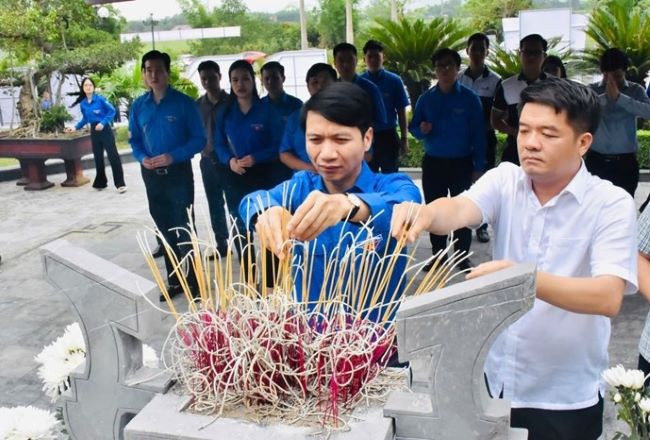 Dâng hương tại khu mộ Anh hùng liệt sĩ Lý Tự Trọng.