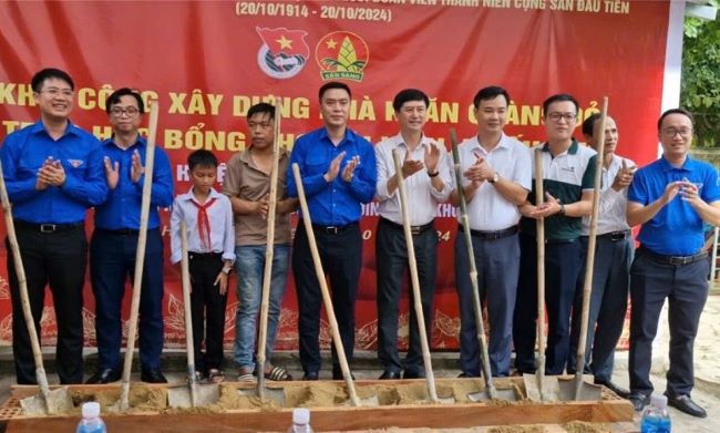 Khởi công xây dựng nhà khăn quàng đỏ tại cho em Hoàng Nguyễn Tiến Đạt ở xã Tùng Châu, huyện Đức Thọ.