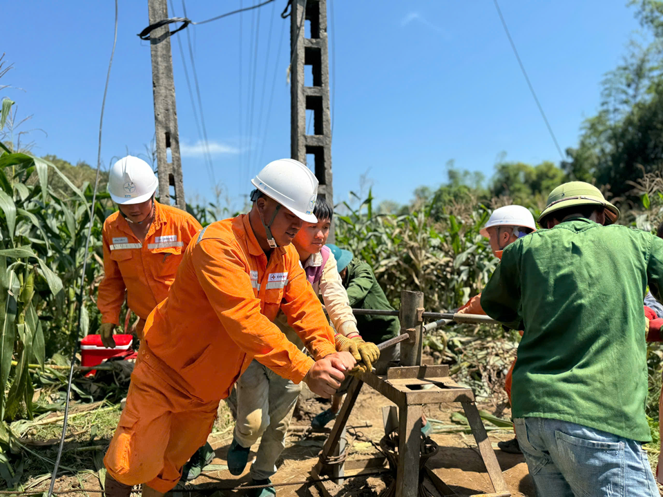 Công ty Điện lực Lạng Sơn phối hợp với nhà thầu và nhân dân địa phương khẩn trương thi công công trình.