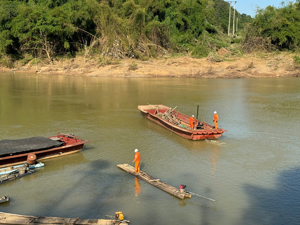 Thôn Nà Mằn, xã Đào viên, nước sông dâng cao đã gây đổ cột hạ thế, đứt toàn bộ dây dẫn tại hai vị trí vượt sông.