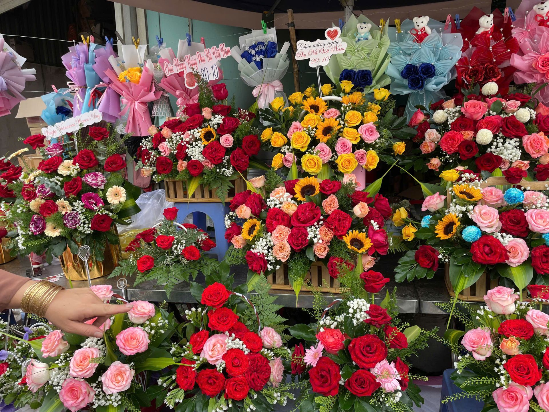 Sắc hoa ngập tràn trên các tuyến đường tại TP. HCM dịp 20/10