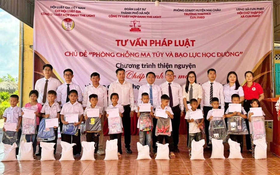 Chi hội Luật gia Công ty Luật Hợp danh The Light trao quà cho những học sinh có hoàn cảnh khó khăn.