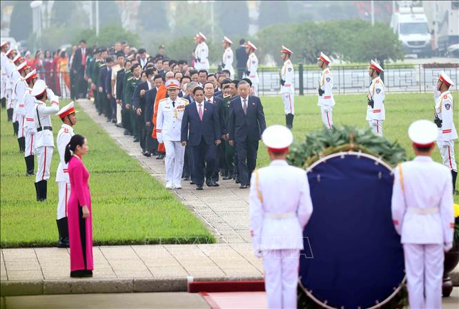 Lãnh đạo Đảng, Nhà nước cùng Đại biểu Quốc hội dự Kỳ họp thứ 8 vào Lăng viếng Chủ tịch Hồ Chí Minh. Ảnh: An Đăng/TTXVN