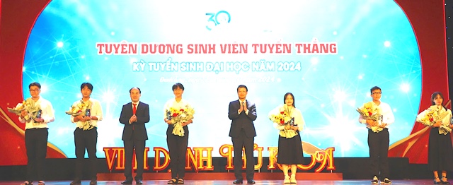 Chủ tịch HĐND thành phố Ngô Xuân Thắng (thứ năm từ trái sang) và lãnh đạo Đại học Đà Nẵng trao thưởng cho sinh viên tuyển thẳng vào Đại học Đà Nẵng.