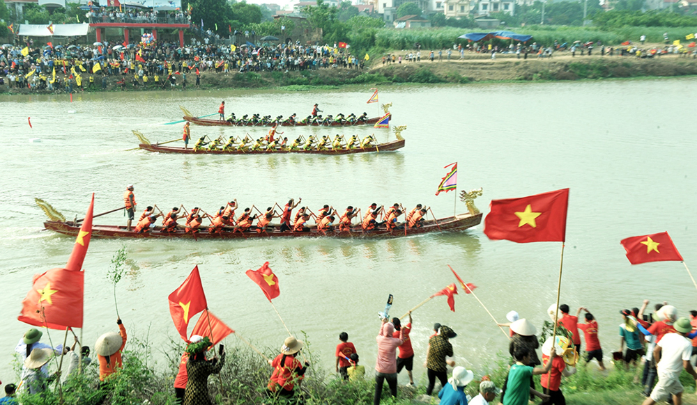 Lễ hội bơi chải làng Tiếu Mai thu hút đông đảo người dân và du khách tham gia.