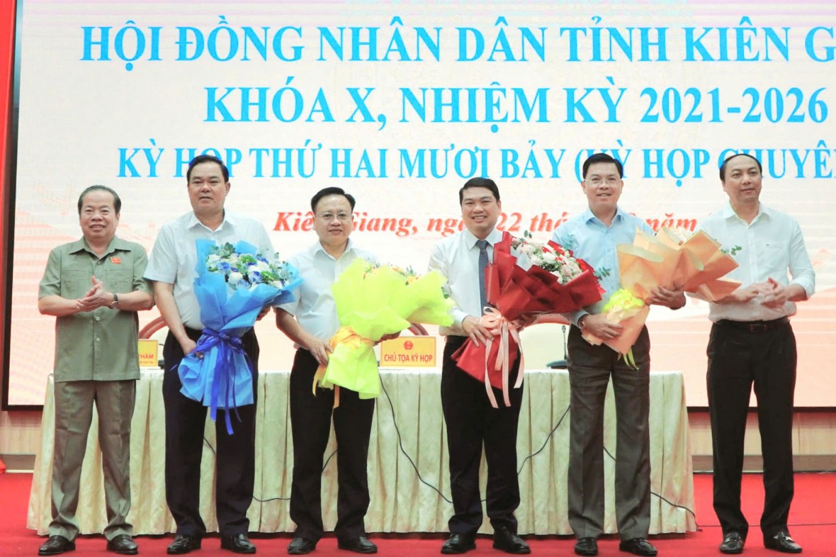 Lãnh đạo tỉnh Kiên Giang chúc mừng, chụp ảnh lưu niệm cùng Tân Phó Chủ tịch UBND tỉnh Kiên Giang Lê Trung Hồ (thứ 3 từ phải sang) và các nhân sự vừa được điều động, bổ nhiệm