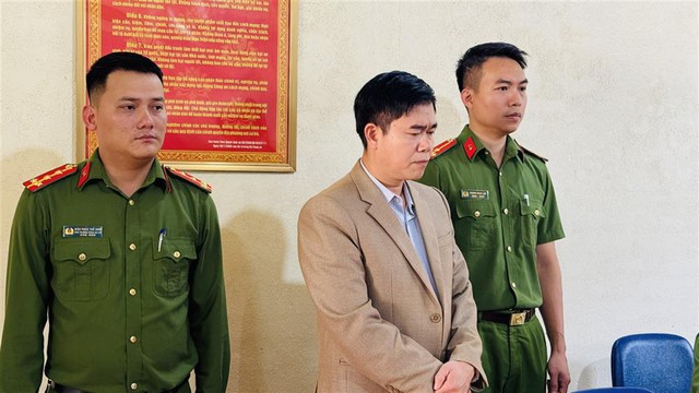 Khởi tố, bắt tạm giam nguyên hiệu trưởng