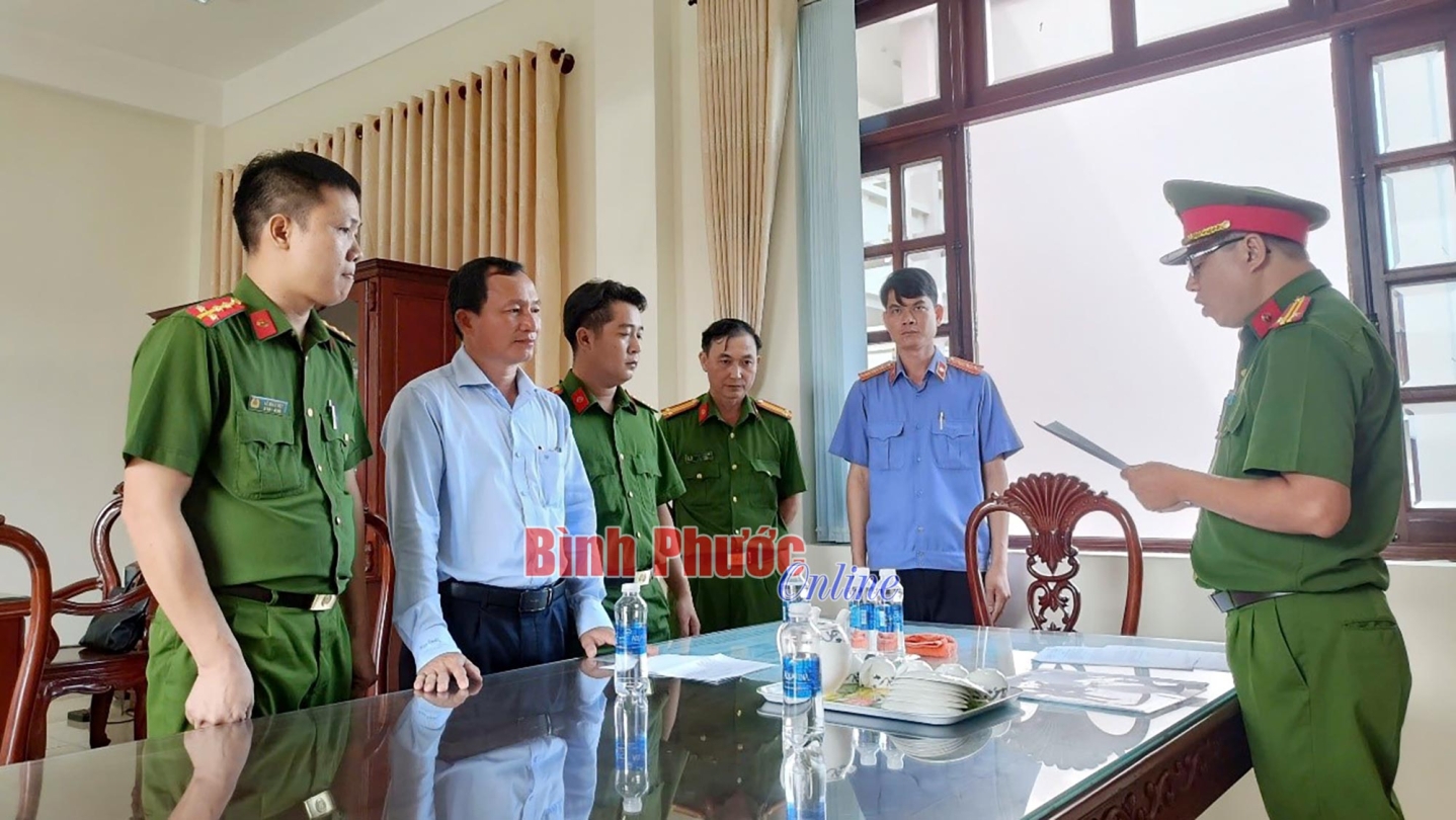 Khởi tố, bắt giam phó chủ tịch UBND huyện, trưởng phòng, chuyên viên