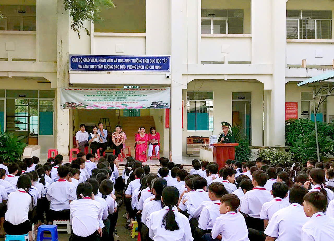 Cán bộ Đồn Biên phòng Sông Trăng tuyên truyền cho gần 300 lượt cán bộ, giáo viên, nhân viên và học sinh của Nhà trường