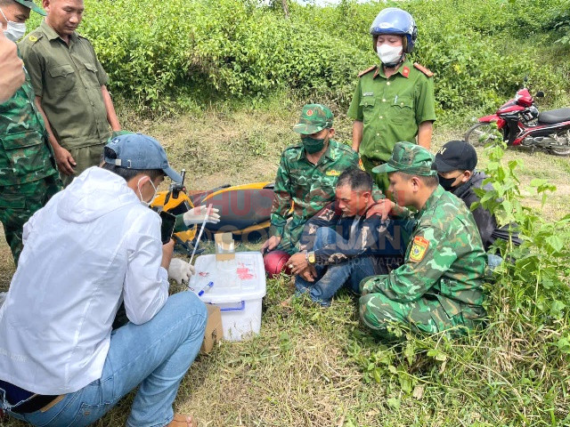 Bắt quả tang đối tượng Lê Phán, sinh năm 1986; HKTT: Khóm Vĩnh Đông, Thị trấn Lao Bảo, huyện Hướng Hóa, tỉnh Quảng Trị