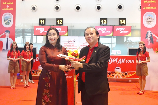 Ông Đỗ Xuân Quang (bên phải), Phó Tổng Giám đốc Vietjet, tặng quà lưu niệm cho Phó Chủ tịch UBND thành phố Nguyễn Thị Anh Thi.