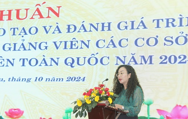 Tiến sĩ Nguyễn Thị Phương Loan, Phó Vụ trưởng Vụ Đào tạo, Bộ Văn hóa – Thể thao và Du lịch phát biểu tại Lễ khai giảng