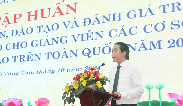 Ông Huỳnh Đức Dũng, Phó Giám đốc Sở Văn hóa và Thể thao tỉnh Bà Rịa – Vũng Tàu phát biểu tại buổi khai giảng