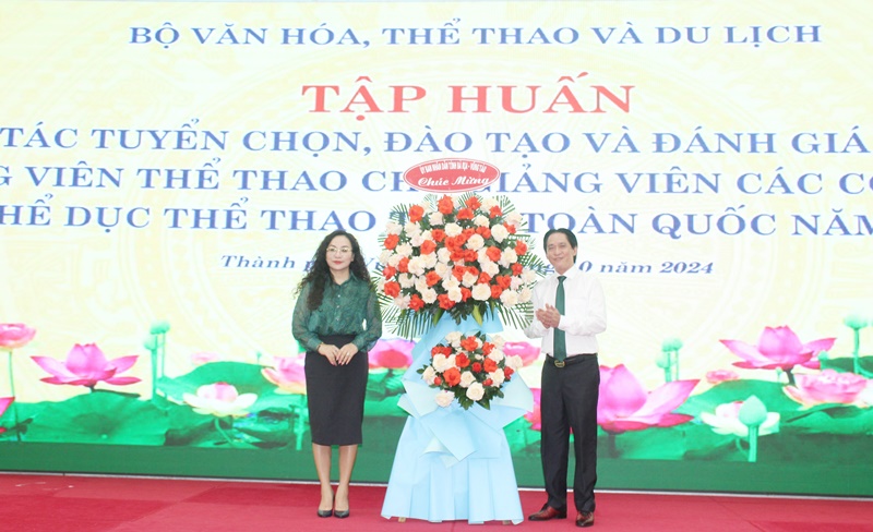 UBND tỉnh Bà Rịa - Vũng Tàu gửi lẵng hoa chúc mừng đến Ban tổ chức và các học viên về dự khóa tập huấn tại tỉnh.