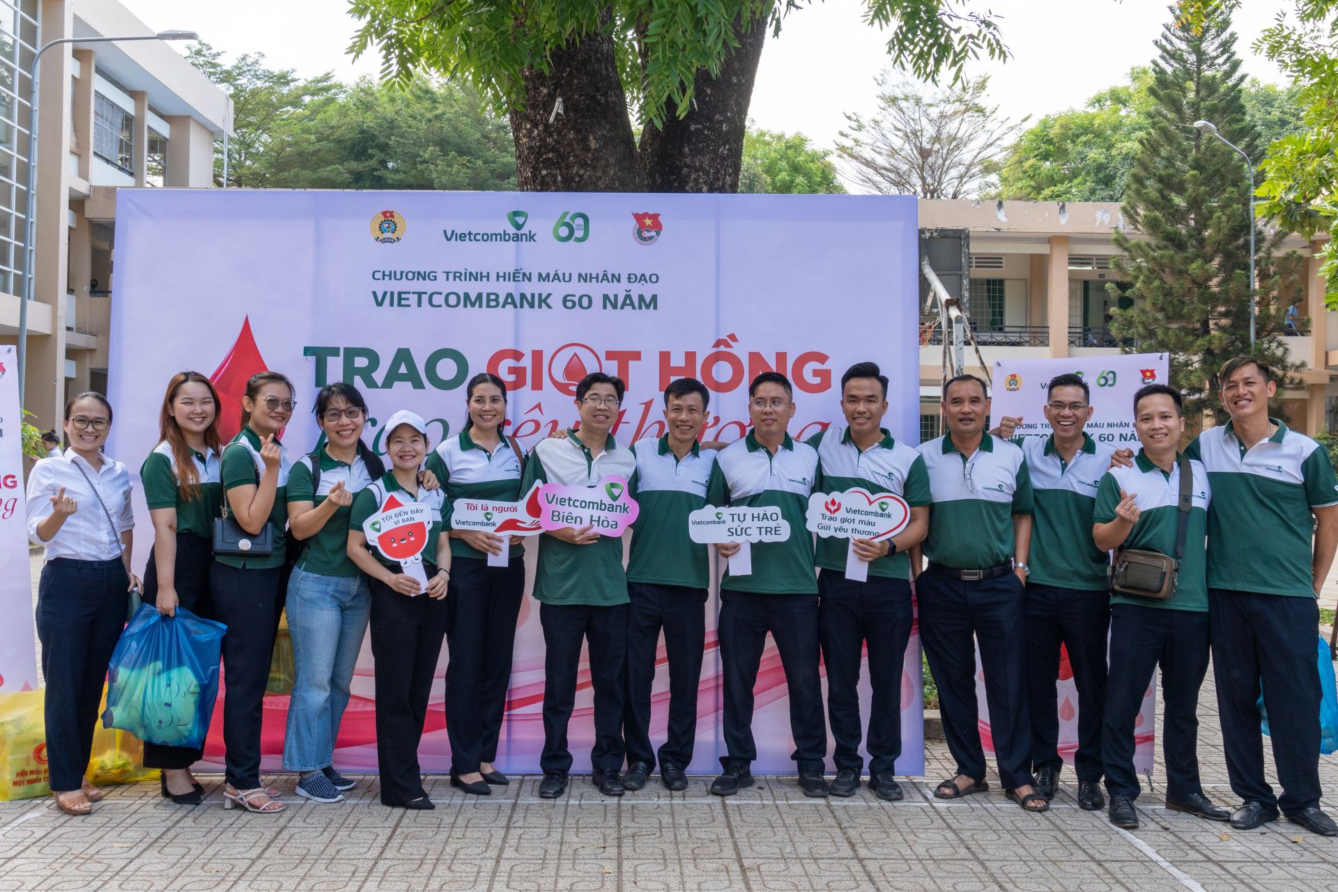 Đoàn viên, thanh niên Vietcombank Biên Hòa tham gia ngày hội hiến máu “Trao giọt hồng – Trao yêu thương” kỷ niệm 60 năm thành lập Vietcombank (Ảnh: Quách Trọng Hiếu - Chi bộ Vietcombank Biên Hòa)