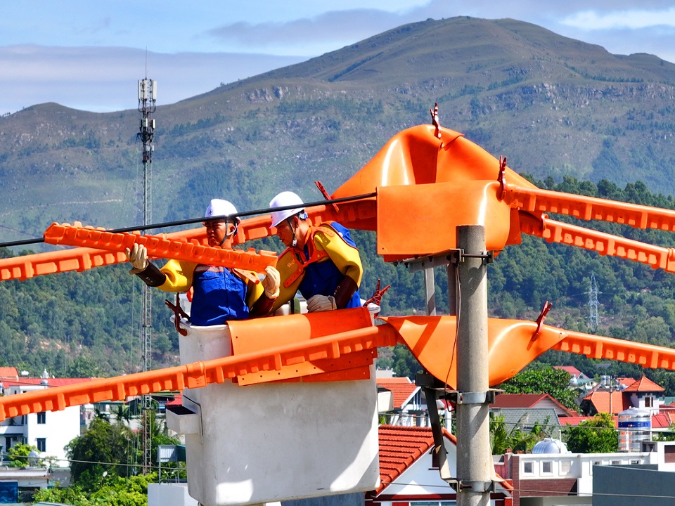 Công nhân Đội Hotline đang thực hiện phiên công tác trên lưới đang có điện