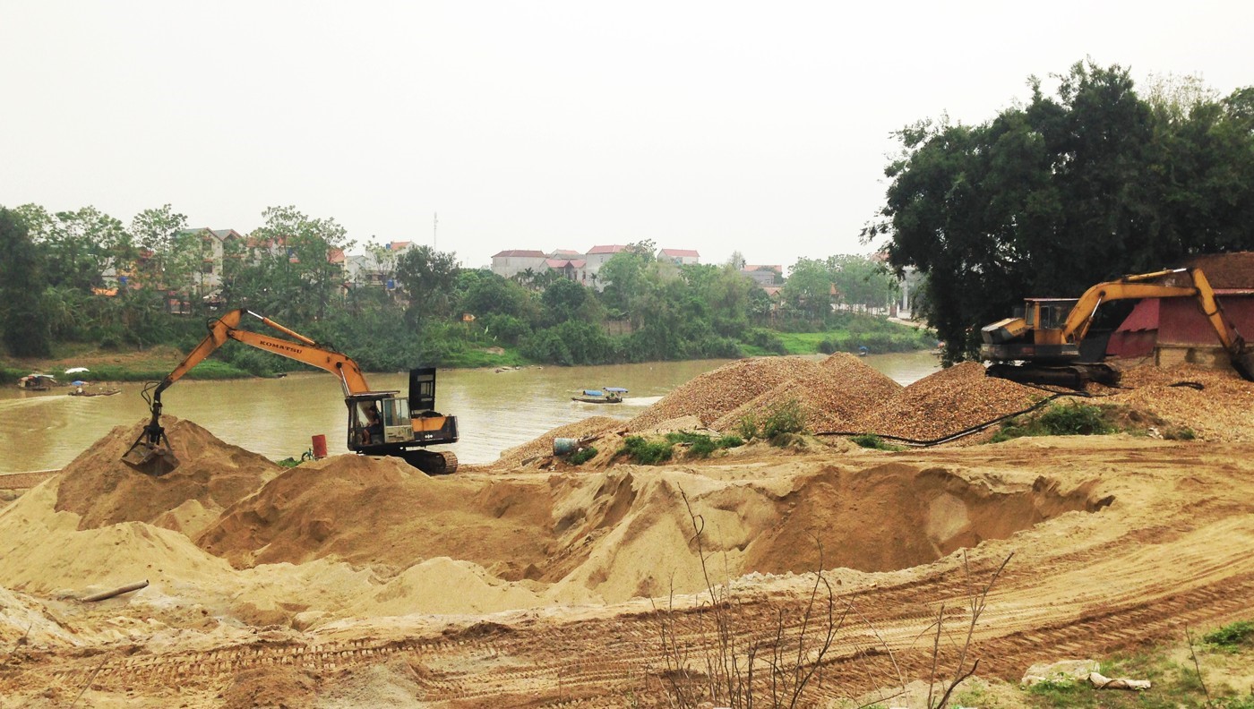 Bãi tập kết cát lòng sông ở huyện Yên Phong.