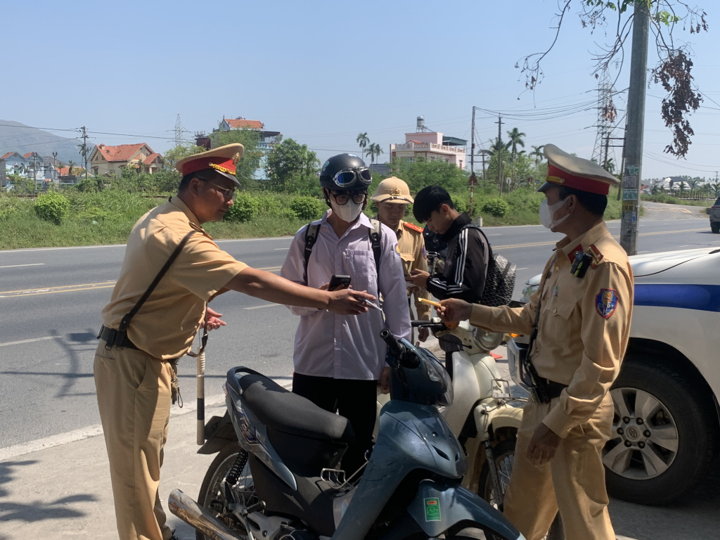 Quảng Ninh: Cao điểm xử lý học sinh vi phạm về trật tự an toàn giao thông