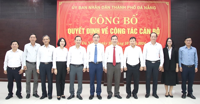 Chủ tịch UBND thành phố Lê Trung Chinh (giữa) chụp ảnh kỷ niệm cùng tập thể lãnh đạo Đảng ủy Khối các cơ quan thành phố và Sở Nội vụ với tân Giám đốc Sở Nội vụ Nguyễn Hữu Lợi (thứ 5 phải sang)