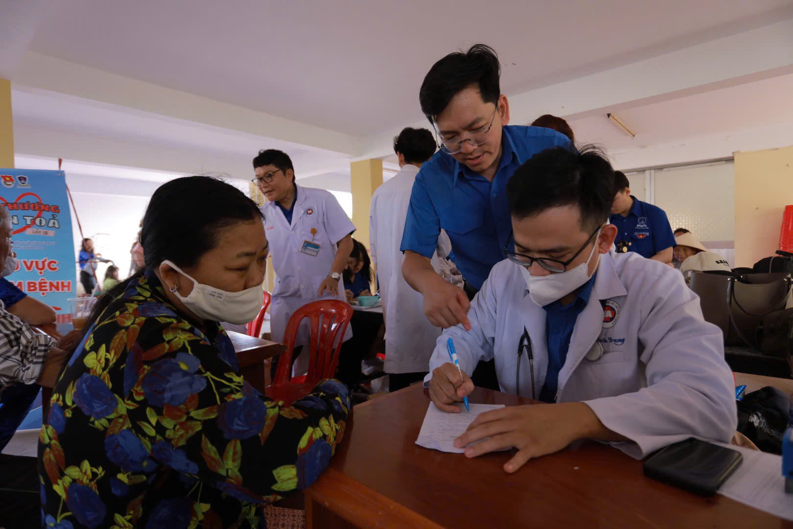 Cà Mau: Hàng trăm người dân được khám bệnh, cấp thuốc miễn phí