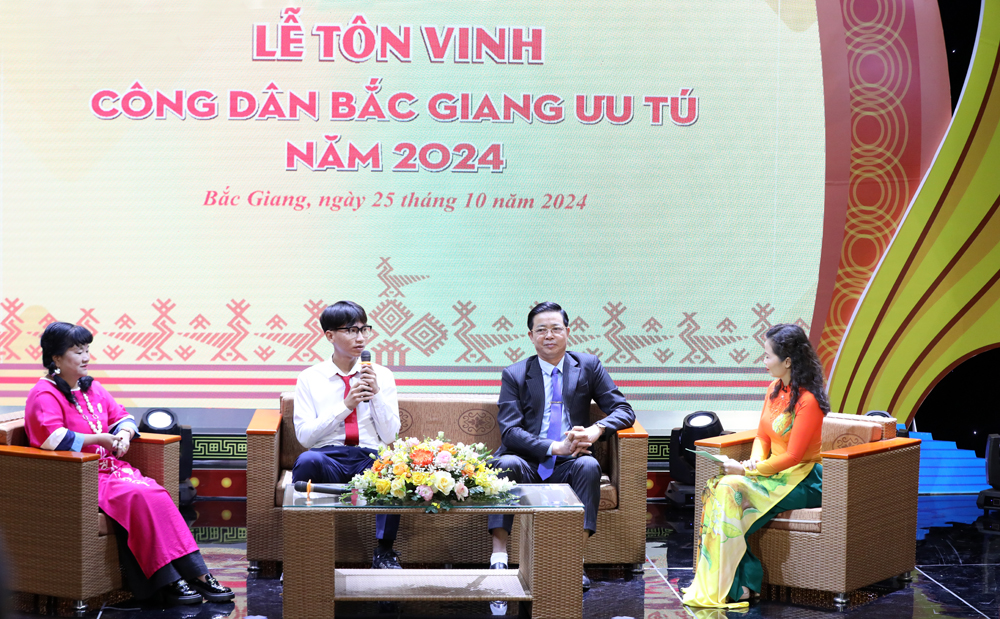 Các công dân ưu tú (từ trái sang phải): Thân Thị Thu Thủy, Trương Phi Hùng, Tạ Quang Lẫm giao lưu tại buổi lễ.