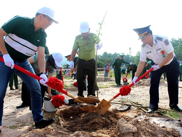 Các đại biểu tham gia trồng cây sau Lễ phát động