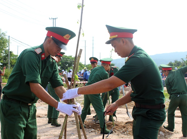 Các chiến sĩ thuộc Bộ Chỉ huy Quân sự tỉnh tham gia trồng cây