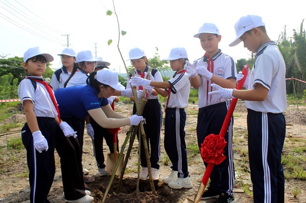 Cô giáo cùng các em học sinh Trường TH Long Sơn tham gia trồng cây