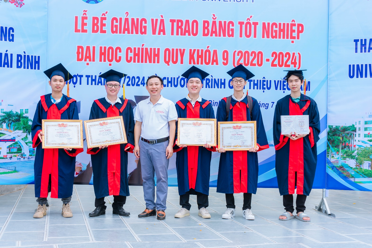 Ts. Trần Hữu Anh và nhóm NCKH do thầy hướng dẫn