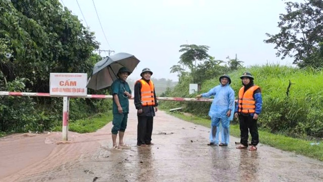 Lực lượng chức năng lập chốt túc trực, hướng dẫn người đi đường tại tràn liên xã Tà Rụt - Avao - Ảnh: CTV