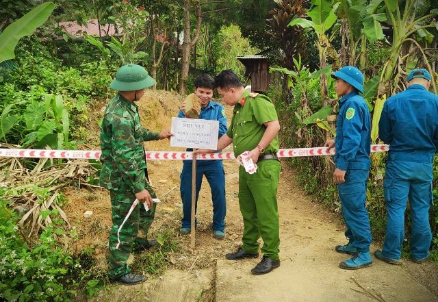 Cắm biển báo khu vực nguy hiểm. Ảnh: Đ.N