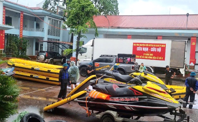 Thuyền phao, mô tô nước... đã được triển khai tại phường Hòa Khánh Nam (quận Liên Chiểu) để sẵn sàng phục vụ công tác cứu nạn, cứu hộ.