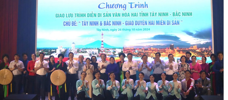 Lãnh đạo hai tỉnh Bắc Ninh và Tây Ninh chúc mừng các nghệ sĩ, diễn viên