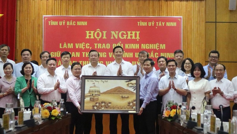 Lãnh đạo tỉnh Tây Ninh trao tặng tỉnh Bắc Ninh bức tranh hồ Dầu Tiếng.