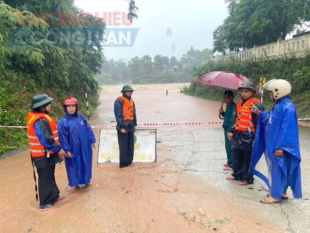 Đoạn ngập tràn A Rông trên xã A Ngo và A Bung qua quốc lộ 15D đi Cửa khẩu quốc tế La Lay