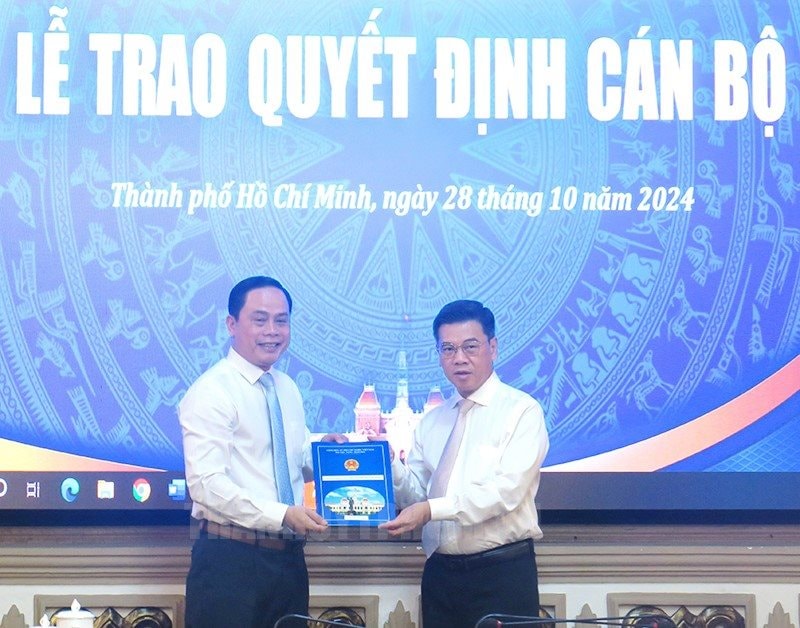 Ông Nguyễn Văn Dũng, Phó Chủ tịch UBND TP. Hồ Chí Minh trao quyết định cho ông Nguyễn Huy Thắng