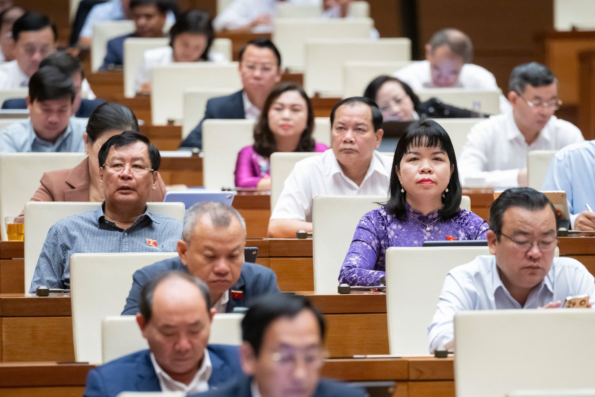 Các đại biểu nghe báo cáo tại Hội trường. Ảnh quochoi.vn.