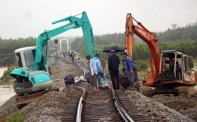 Công nhân đội mưa, nỗ lực để sớm hoàn thành việc khắc phục sự cố.